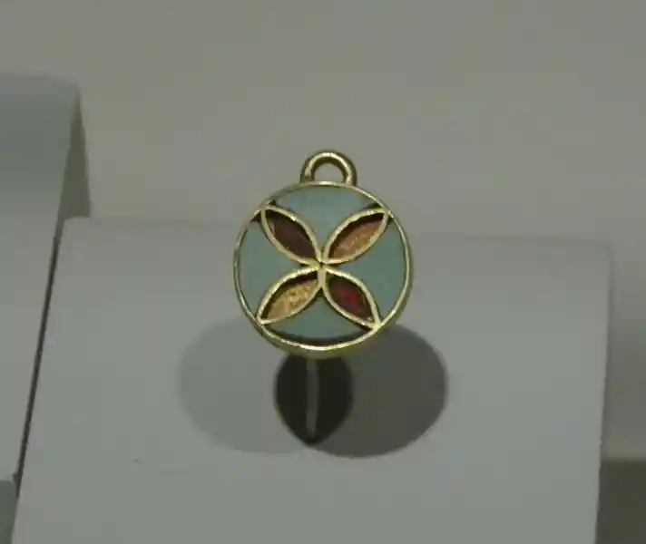 Gold pendant with a four-pointed flower-like cross in the middle